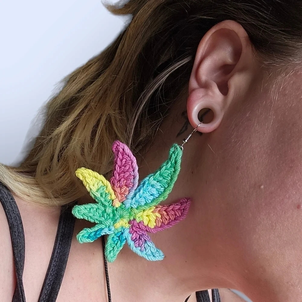 Mary Jane - Maple Leaf - Reefer - Pot - Handmade earrings - Picture 6 of 16